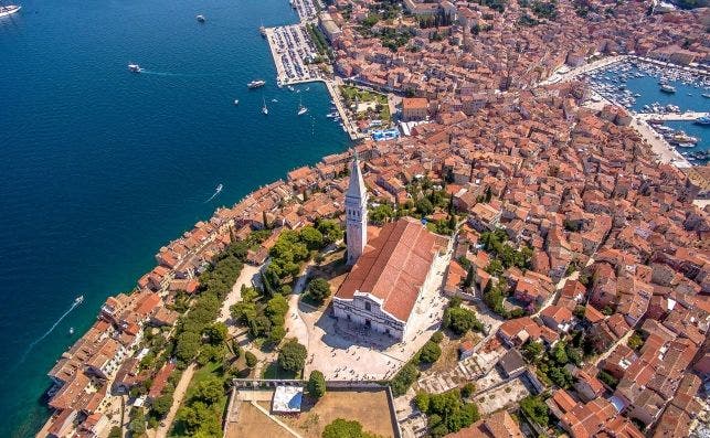 Las casas de Rovinj entre el mar y la montaÃ±a. Foto Getty Images.