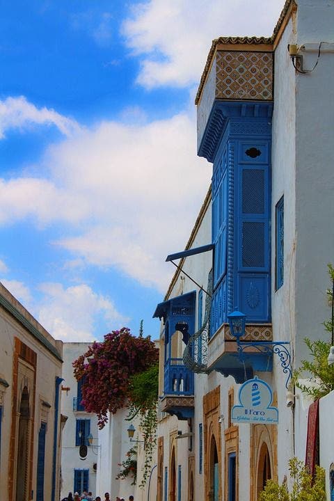 Las celosiÌas en las ventanas ampliÌan el lienzo azul. Foto Pixabay.