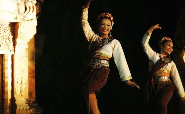 Las delicadas y acrobaÌticas bailarinas tailandesas. Foto: Manena Munar.