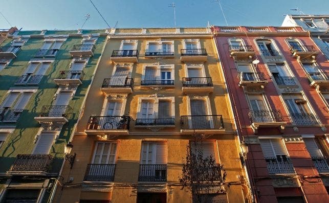 Las fachadas de Ruzafa explotan de color. Foto Estudio Calpena.