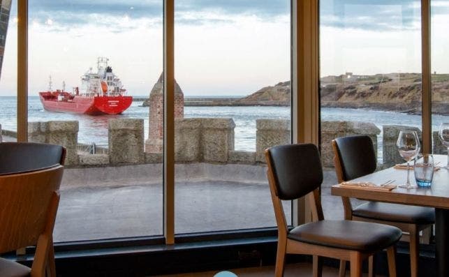 Las vistas del comedor del restaurante The Silver Darling al puerto de Aberdeen son Ãºnicas.