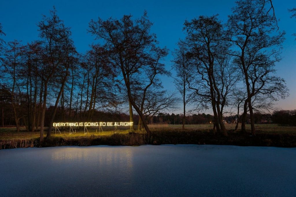 El mensaje optimista de la obra de arte de Martin Creed. Foto: Museo Schlossgut Schwante