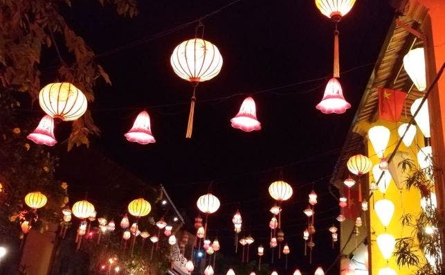 Linternas en el mercado nocturno de Hoi An. Foto Sergio Cabrera.