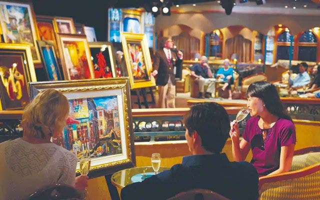 A bordo se organizan actividades culturales como subastas de obras de arte. Foto: Princess Cruises.