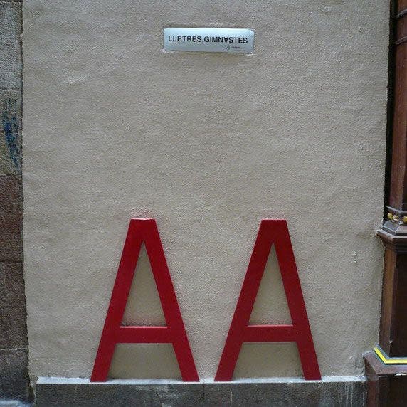 Letras gimnastas, en el Barrio GÃ³tico. Foto: Wikipedia.