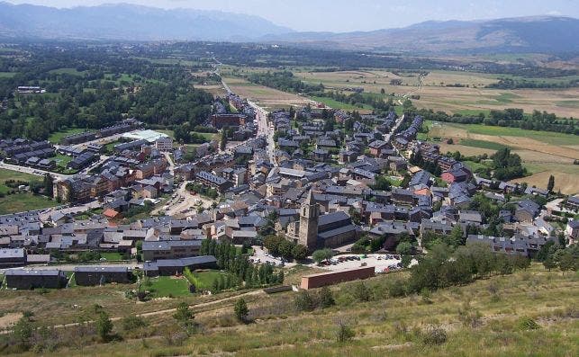 LlÃ­via es EspaÃ±a, pero por todos lados estÃ¡ rodeada por Francia. Foto Wikipedia