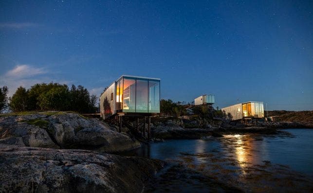 Modernos lodges de vidrio y madera en una isla de Noruega. Foto: Ahead Awards.