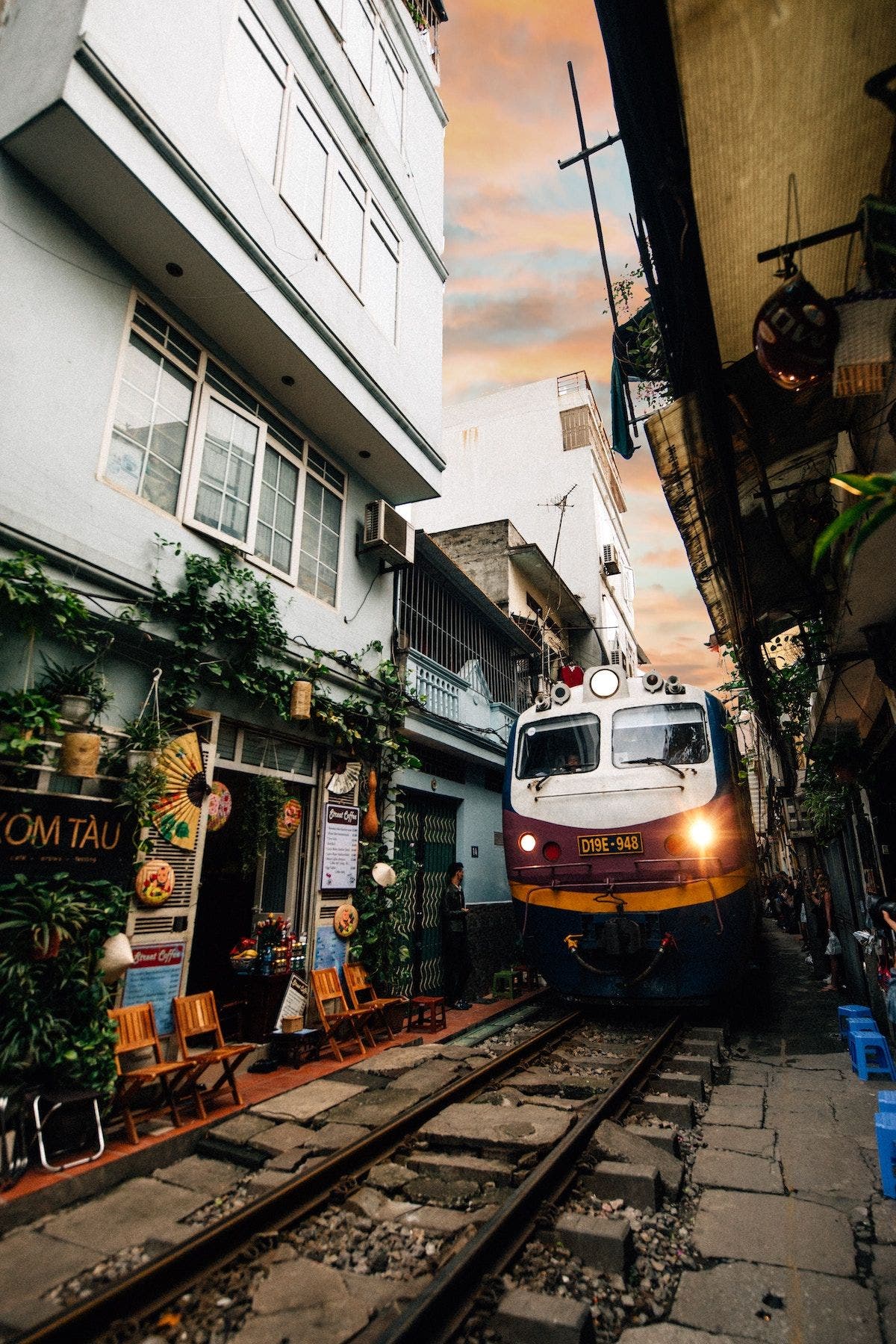 Hanoi street train. Foto Logan Lambert | Unsplash 