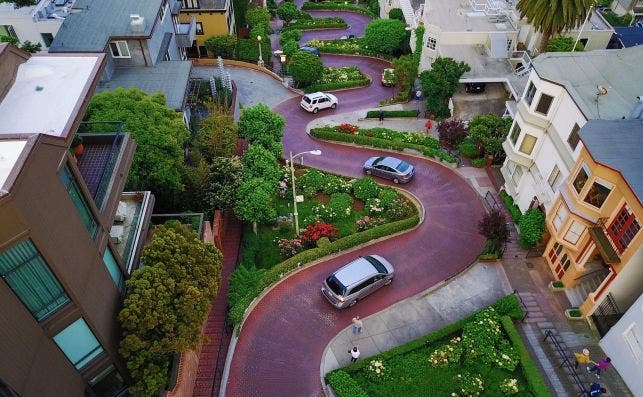 Lombard Street, en San Francisco, tiene ocho curvas para sortear la pendiente de 27 grados.