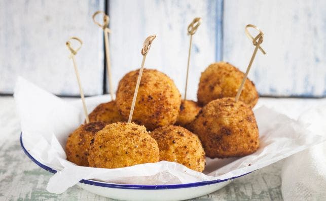 Los arancini son una de las senÌƒas de identidad de la cocina siciliana. Foto Getty Images.