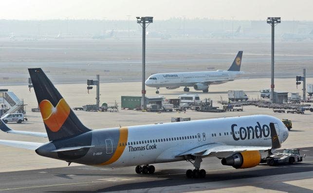 Los aviones de Condor son los uÌnicos de Thomas Cook que seguÃ­an volando ayer. Foto: EFE.