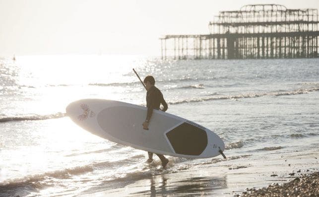 Los cantos de su playa no desaniman a banÌƒistas ni a surferos. Foto Rod Edwards Visit Britain
