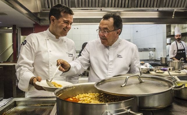 Los chefs Pedro y Marcos MoraÌn preparan una fabada asturiana. Foto: Casa Gerardo.