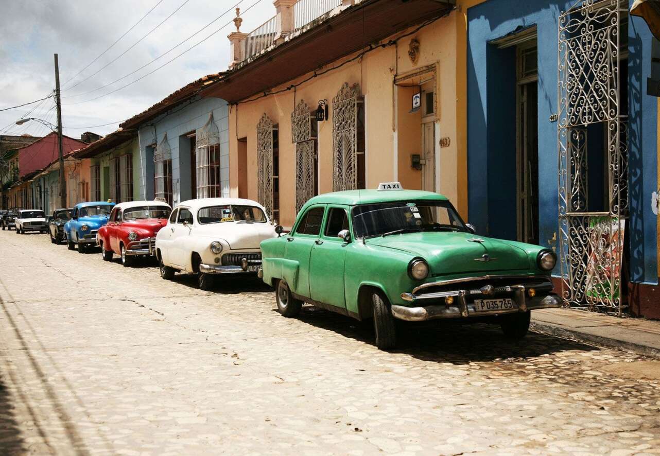 Los coches clÃ¡sicos forman parte del decorado habitual de Trinidad. Foto Manena Munar.
