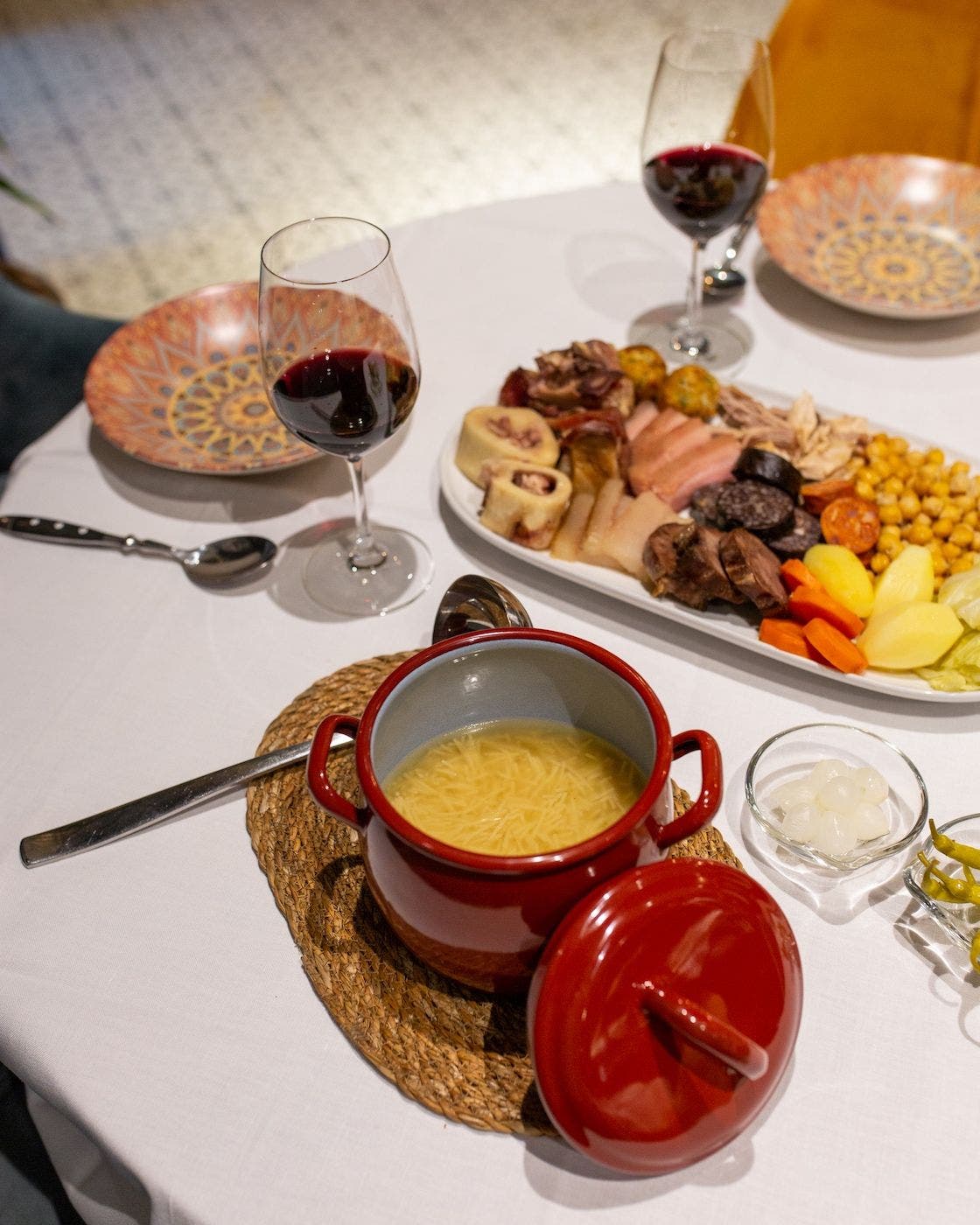 Los martes son diÌas de cocido. Foto Barra y Mantel 