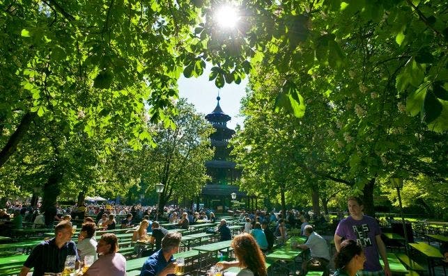 Los muniqueses aprovechan cada rayo de sol en el delicioso Jardin InglÃ©s. Foto Turismo de Alemania.