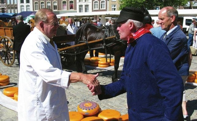 Los tratos se cierran con un apretoÌn de manos. Foto: Turismo de Holanda.