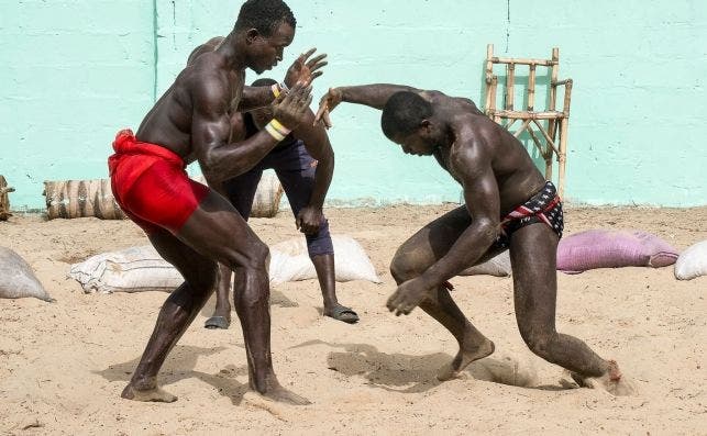 Lucha senegalesa en la playa. Foto JosÃ© MarÃ­a de Pablo.