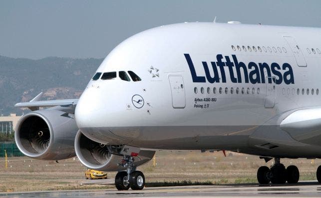 Un Airbus A380 de Lufthansa rueda por el aeropuerto de Palma. EFE