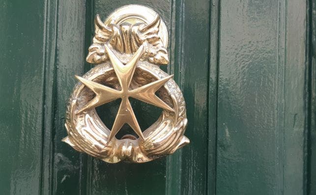 La cruz de Malta en una puerta de Senglea. Foto: JP Chuet-MissÃ©.