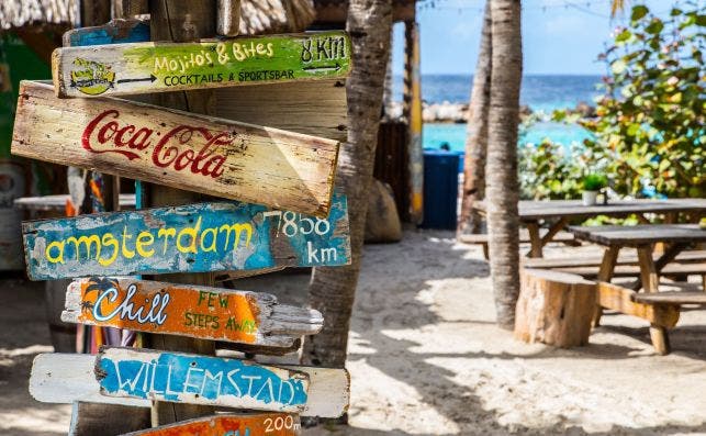 Mambo Beach Boulevard, Willemstad, CuracÌ§ao. Foto Emiel Molenaar | Unsplash.