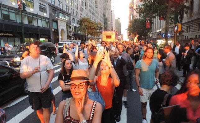 Manhattanhenge 2016 07 11 sunset crowd on W42 jeh