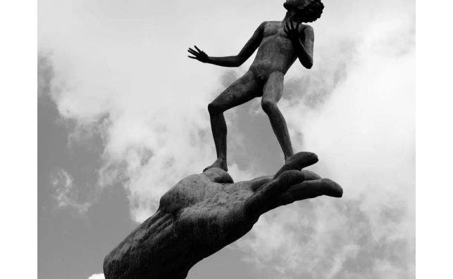 La Mano de Dios, obra de Carl MiIles fechada en 1953. Foto: Juan Pablo Bonete.