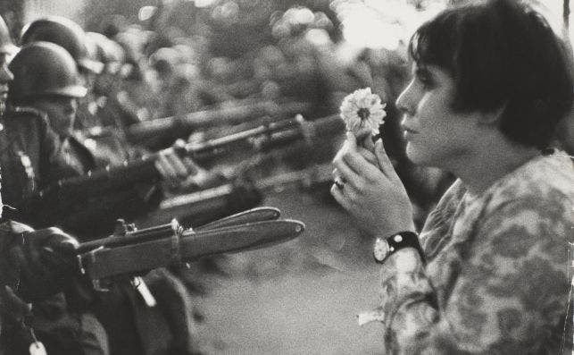 Marc Riboud. La joven con la flor 1967