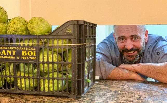 El cocinero Albert Mendiola y su producto estrella, la alcachofa. Foto: Marimorena