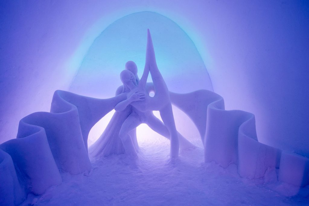 Una de las esculturas del Icehotel, en el extremo norte de Suecia. Foto: Icehotel