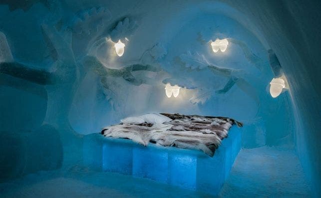 medium art suite oak icehotel 2019