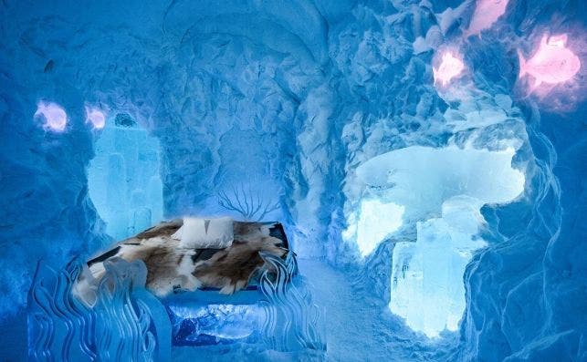 medium art suite the living ocean suite icehotel 2019