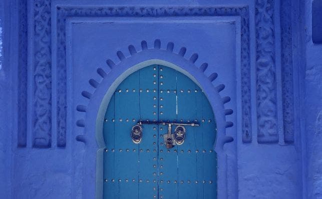 La belleza de la ciudad azul atrae al turismo. Foto: Mehdi Faiz - Unsplash