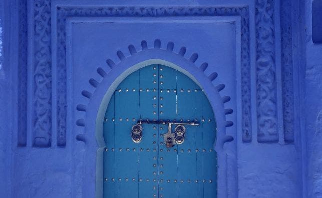 La belleza de la ciudad azul atrae al turismo. Foto: Mehdi Faiz - Unsplash