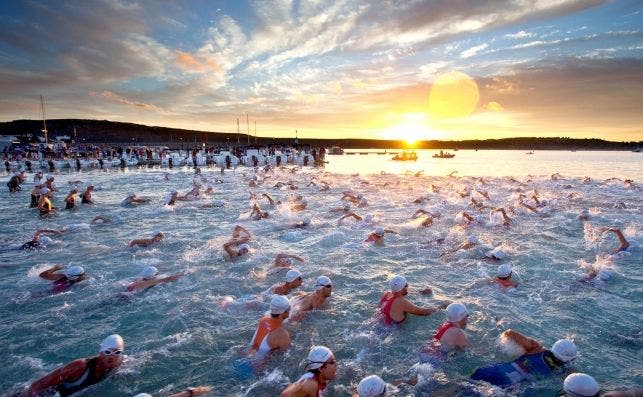 Menorca organiza competiciones de triatlÃ³n, ciclismo, nataciÃ³n o vela. Foto Turismo de Menorca.