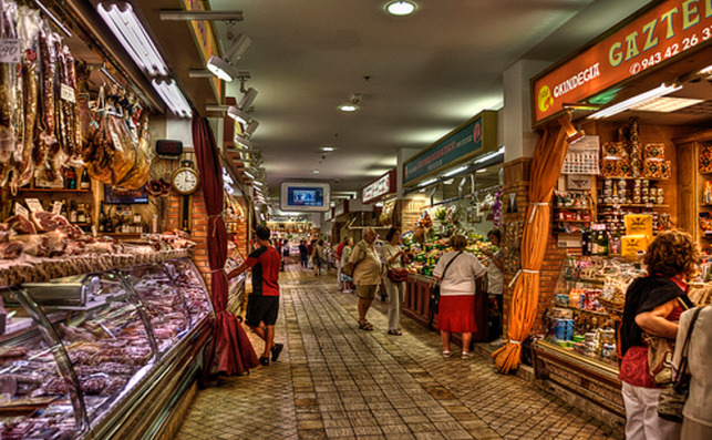 Reconocidos chefs suelen pasear por los puestos del mercado de La Bretxa. Foto: Mercado de La Brexta.