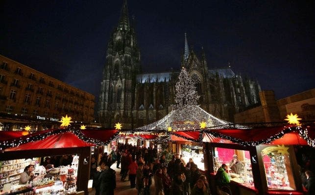 Mercado de Navidad ante la impresionante catedral de Colonia. EFE.