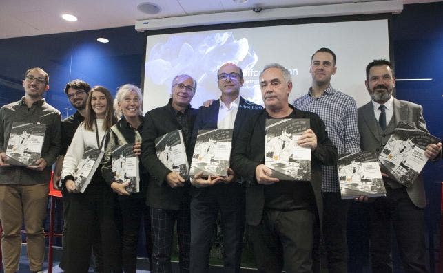 Ferran AdriÃ  en la presentaciÃ³n de un nuevo volumen de la Bullipedia.