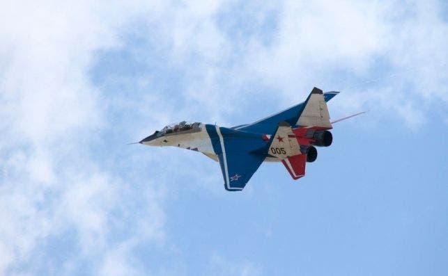 Vuelo acrobÃ¡tico en el aviÃ³n militar MiG-29 