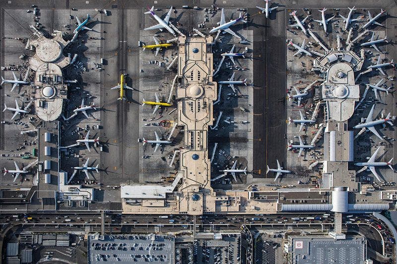 Un aeropuerto desde el lente de Mike Kelley.