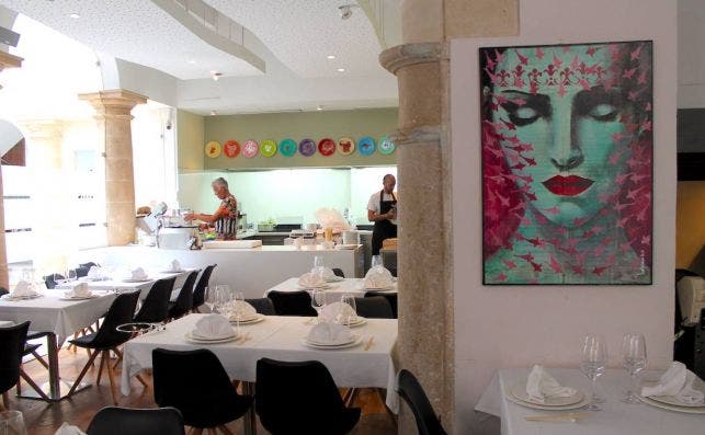 Modernidad y mucho espacio en el comedor del restaurante Emilio Innobar