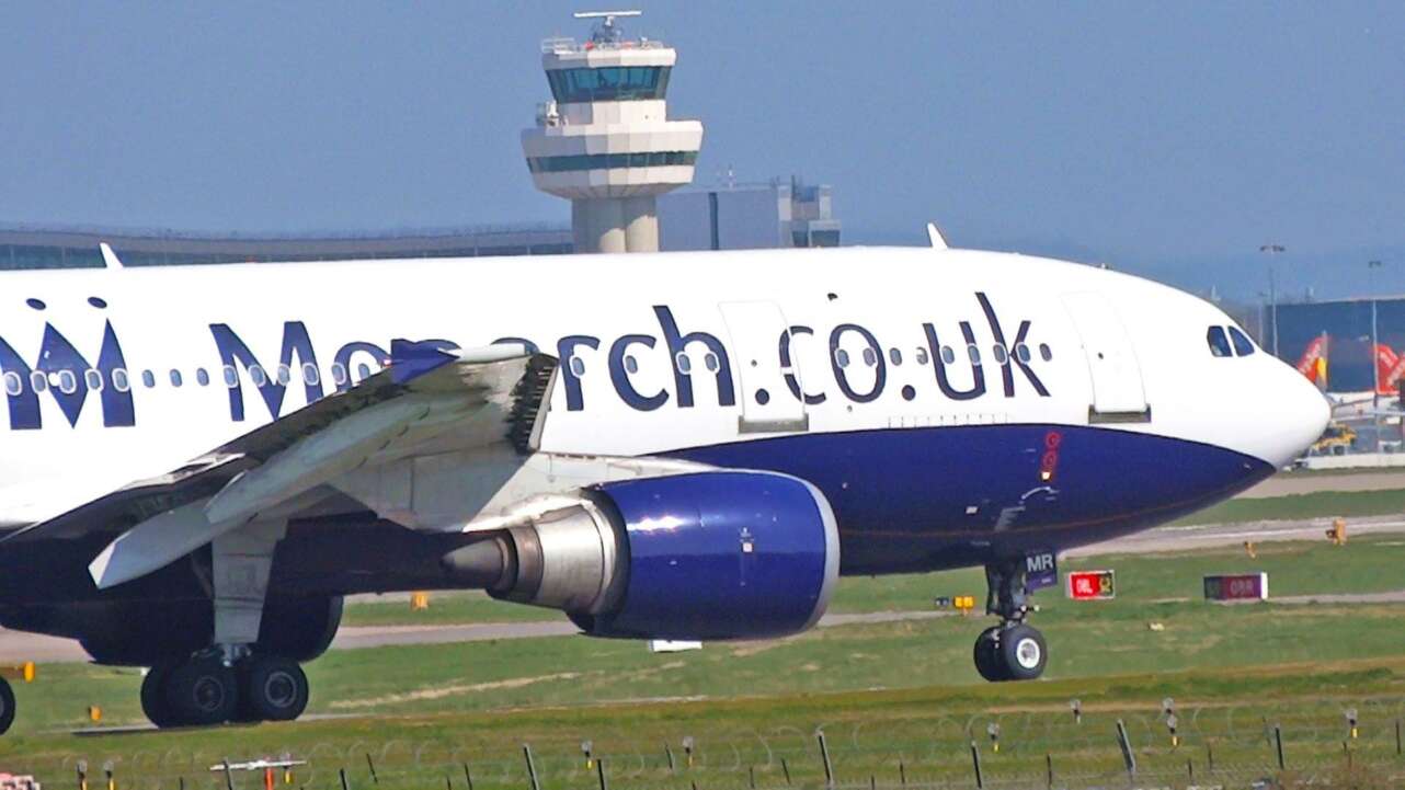 Un A300 de Monarch despegando del aeropuerto de Gatwick.