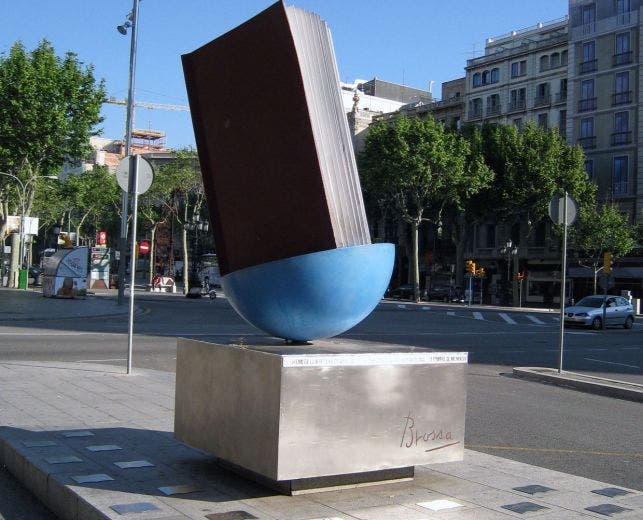 Monumento al libro, en Paseo de GrÃ cia y Gran VÃ­a, en Barcelona. Foto: Wikipedia.