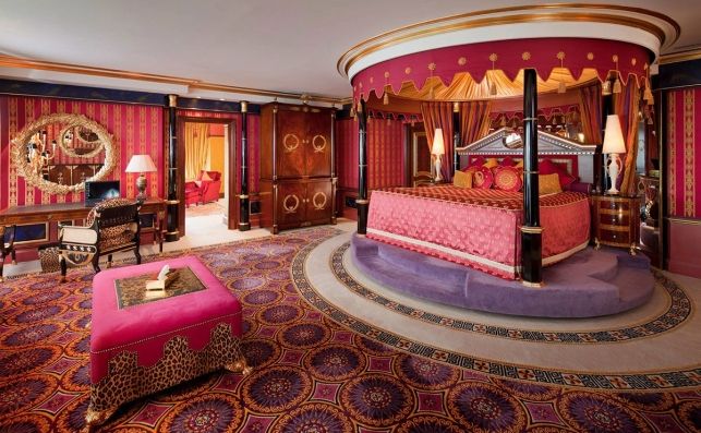 La suite real del Burj Al Arab cuesta mÃ¡s de 24.000 dÃ³lares. Al menos su cama es giratoria.