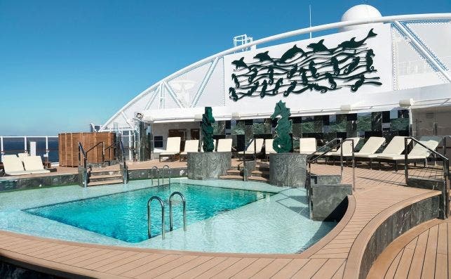 MSC Cruceros ofrece piscinas y restaurantes exclusivos en su yatch club.