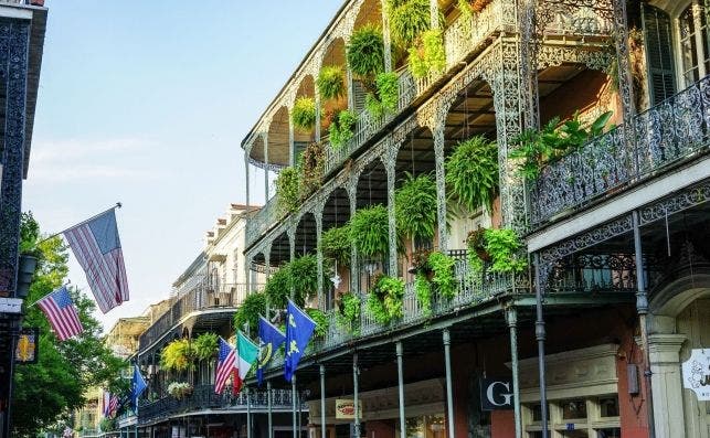 Muchos de los clubs de concentran en la calle French Quarter. Foto Paul Broussard | NewOrleans.com.