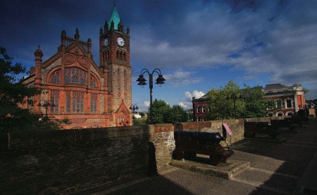 Murallas y Guildhall. Foto Turismo de Irlanda del Norte.