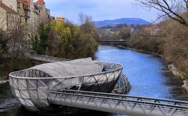 Murinsel conecta las dos orillas de Graz. Foto Gerhard BoÌˆgner Pixabay 