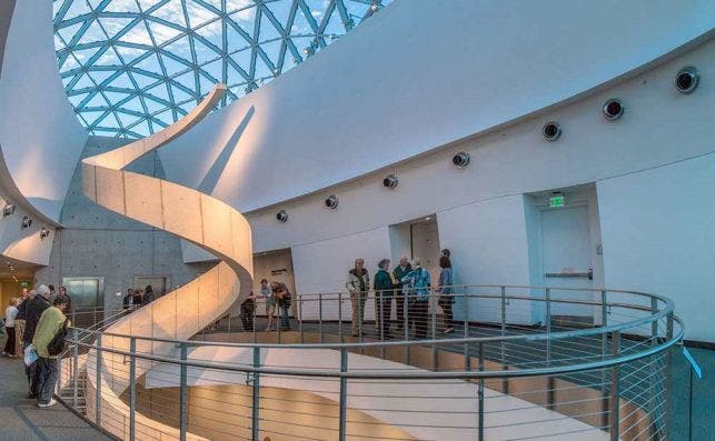 La escalera interna del Salvador DalÃ­ Museum tiene forma de hÃ©lice.