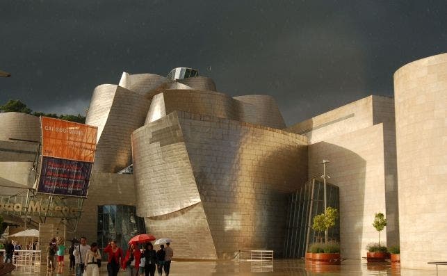 La icÃ³nica silueta del Museo Guggenheim de Bilbao. / JPChM